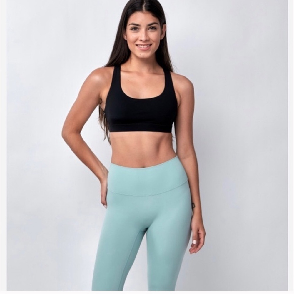 SAAVI LEVA black sports bra. LARGE